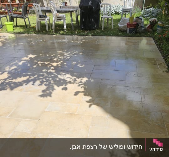 רצפה נקייה עם כיסאות ודלי בגינה